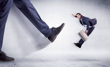 Uzun bacaklı tekme küçük adam