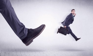 Genç bir işçi tarafından Koca ayak evden attı