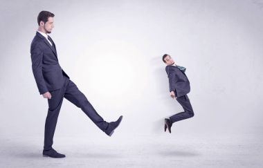 Büyük adam küçük kendisini kovuyor