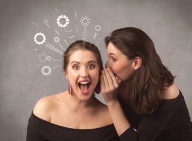 Kız onu kız arkadaşına gizli şeyler söylüyorum