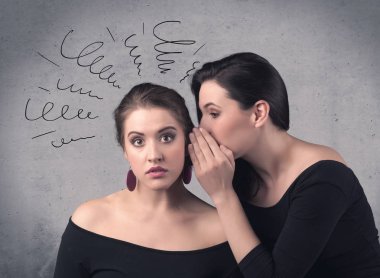 Kız onu kız arkadaşına gizli şeyler söylüyorum