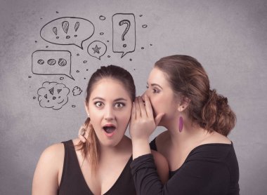 Kız onu kız arkadaşına gizli şeyler söylüyorum