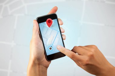 Akıllı telefon tutan bir kadın.