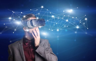 İşadamı ile sanal gerçeklik koruyucu gözlük