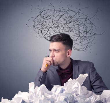 İşadamı buruşuk kağıt üzerinde