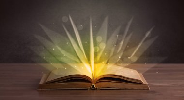 Kitap üzerinde sarı ışık 