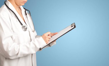 kadın doktor ile not etmek