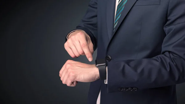 Homem de terno usando smartwatch . — Fotografia de Stock