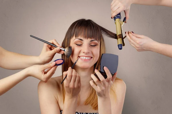 Retrato de uma jovem mulher no cosmetician — Fotografia de Stock