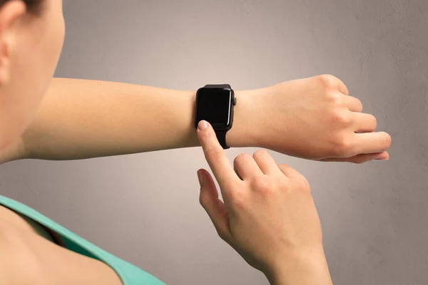 Mano con smartwatch — Foto de Stock