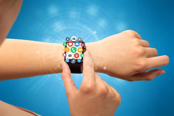 Smartwatch mit Applikationssymbolen. — Stockfoto