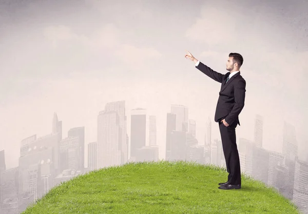 Hombre de pie frente al paisaje de la ciudad — Foto de Stock