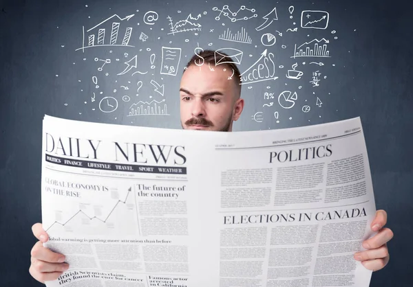 Empresário lendo jornal — Fotografia de Stock