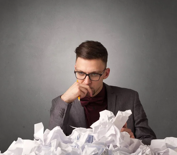 Zakenman achter verfrommeld papier — Stockfoto