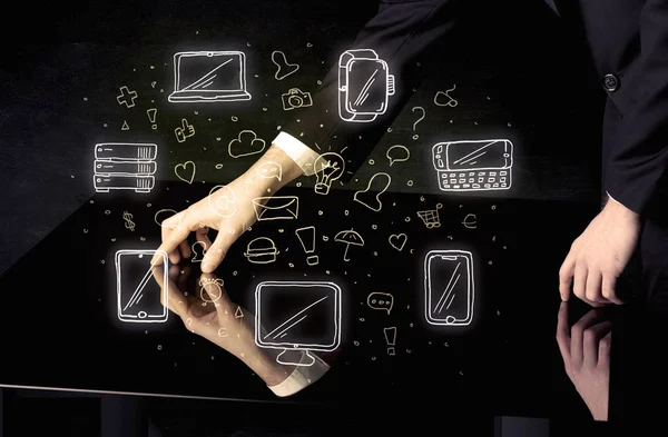 Hombre presionando tabla tableta mano táctil interfaz con iconos de medios —  Fotos de Stock