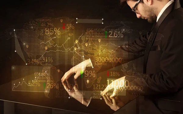 Hände navigieren auf intelligentem High-Tech-Tisch mit Business-Ikonen — Stockfoto