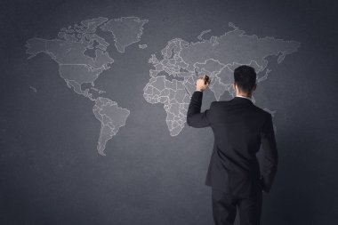 Dünya haritası olan iş adamı