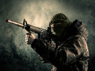 Eski arka plan ağır silahlı bir maskeli asker portresi