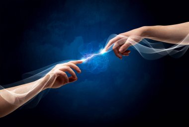 Uzayda parmakları birbirine bağlayan eller