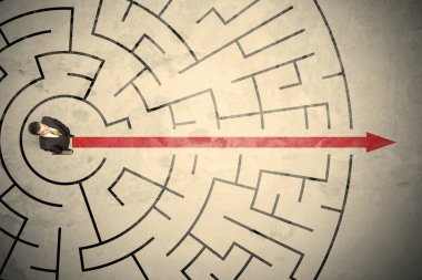 Dairesel bir labirent ortasında duran iş kişi