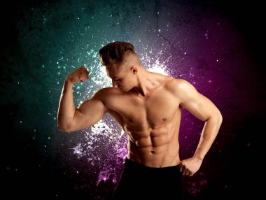 Çekici kaslı adam ağırlık kaldırıyor.