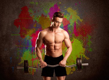 Renkli duvarı ve kilosu olan güçlü bir adam.
