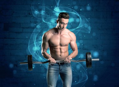 Çekici güçlü fitness adamı ağırlık kaldırıyor.