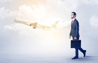 İş adamı bir yere uçak ile gidiyor