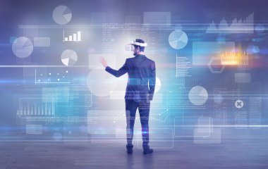 İşadamı vj gözlüklü bir proje denetimi