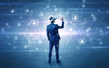 Bağlantı denetimi vj gözlüklü işadamı