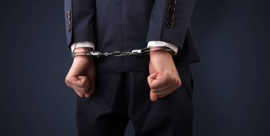 Karanlık sererken yakın kelepçeli erkek