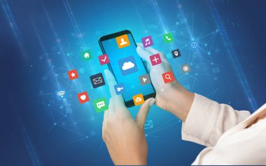 Smartphone uygulama simgeleri ile kullanarak ele 