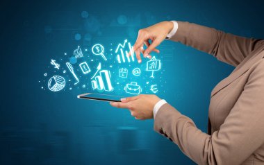 El tutma tablet tebeşir çizilmiş sembolleri yukarıda bulunan