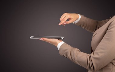 Mockup el holding tablet