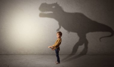 Sevimli çocuk arkasında dinazorların gölge