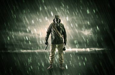 Terörist elinde silah ile bir odada