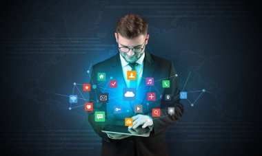 Tablet ve uygulama ile genç işadamı