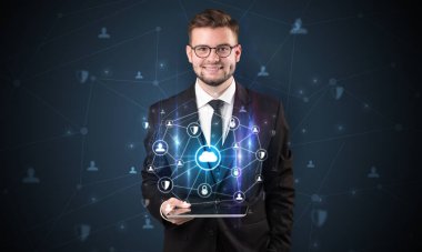 Güvenli bulut kavramı ile işadamı ve tablet