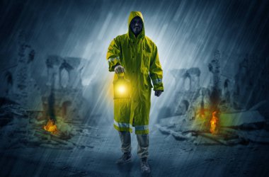 Adam felaket mahallinde parlayan bir fener ile