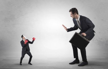 Küçük maskeli işadamı için yalvarıyor işadamı