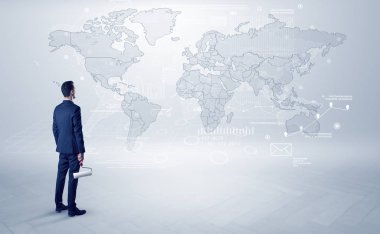 Adam elinde nesnelerle haritaya bakıyordum