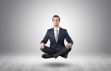 İşadamı bir boşluk kavramı içinde meditasyon