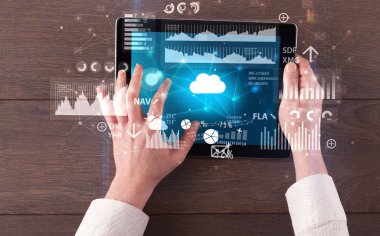 Tablet tutarak ve finantial rapor kavramı kontrol el