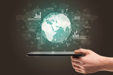 Küresel emlak raporu konsepti ile telefon dokunmadan el