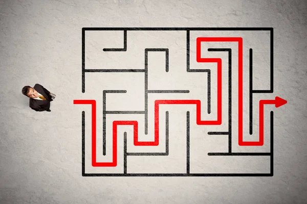 Verlorener Geschäftsmann fand mit rotem Pfeil Weg in Labyrinth — Stockfoto