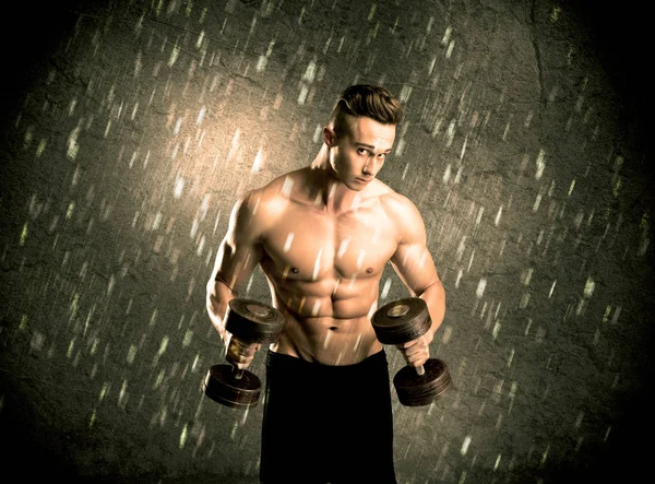 Fitness cara com peso mostrando músculos — Fotografia de Stock
