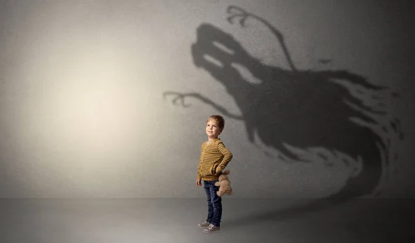 Sombra fantasma assustador atrás do garoto — Fotografia de Stock
