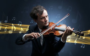 Keman ile notlar oynamaya müzisyen