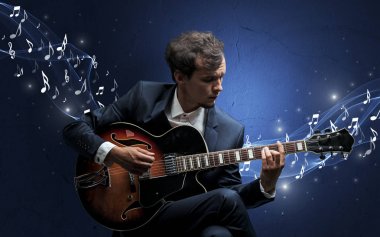 Yalnız besteci gitar çalmaya