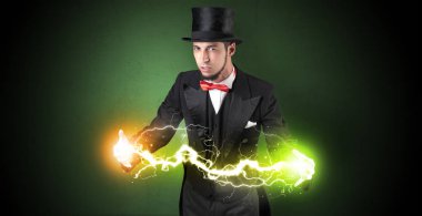 Sihirbaz enerji elleri arasında